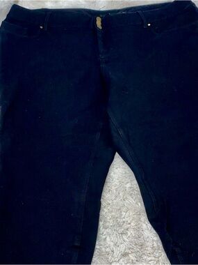 torrid Jet Black Women's Garment Label Detail Capris size 24